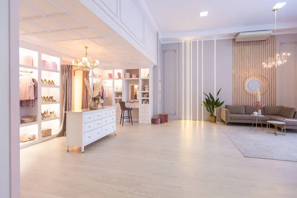 Przestronne Drogie Luksusowe Jasne Wnętrze Apartamentu Otwartym Planie Różowych Kolorach — Zdjęcie stockowe