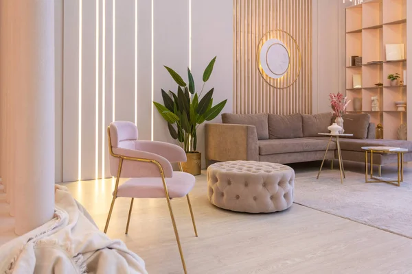 高価な広々とした明るいアパートのリビングルームの豪華な近代的なインテリア 内装家具や装飾照明 柔らかいパステルカラーと居心地の良い雰囲気 — ストック写真