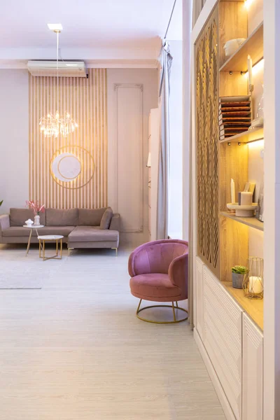 호화롭게 현대적 실내의 아파트 가구와 장식용 파스텔 색조와 분위기 — 스톡 사진
