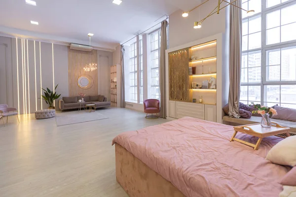 宽敞昂贵的豪华豪华的豪华的豪华的内部开放的计划公寓粉红色的更衣室 卧室面积和舒适的面积的客人与柔软的家具 时尚Led照明和巨大的窗户 — 图库照片