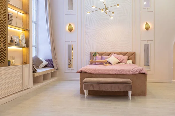 Lyxig Modern Sovrum Interiör Dyr Rymlig Ljus Elegant Lägenhet Stoppade — Stockfoto