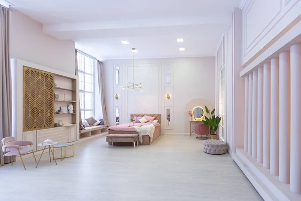 Prostorné Luxusní Světlý Interiér Open Plán Bytu Růžových Barvách Šatnou — Stock fotografie