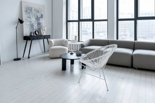 黒と白の家具と明るいモノクロームの部屋の現代的なミニマルなインテリアデザイン きれいな白い壁と巨大な窓 — ストック写真