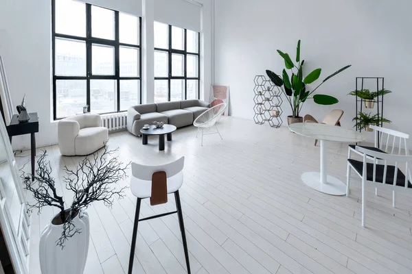 Moderno Diseño Interior Minimalista Luz Habitación Monocromática Brillante Con Muebles — Foto de Stock