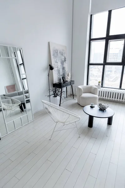Μοντέρνα Μινιμαλιστική Εσωτερική Διακόσμηση Φωτεινό Μονόχρωμο Δωμάτιο Ασπρόμαυρα Έπιπλα Καθαρούς — Φωτογραφία Αρχείου