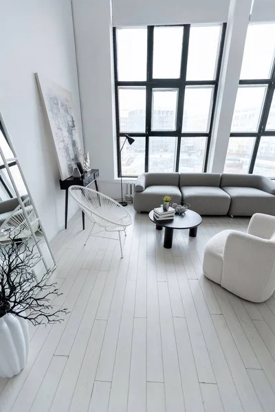 黒と白の家具と明るいモノクロームの部屋の現代的なミニマルなインテリアデザイン きれいな白い壁と巨大な窓 — ストック写真
