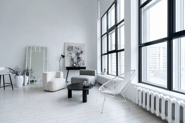 浅色单色房间的现代简约室内设计 黑白家具 洁白的墙壁和巨大的窗户 — 图库照片