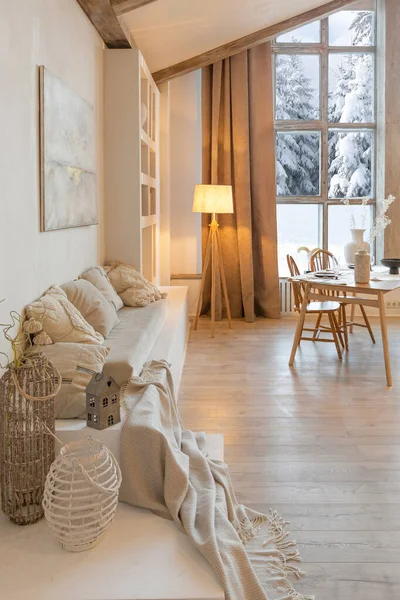 Przytulne Ciepłe Wnętrze Domu Eleganckiej Wiejskiej Chaty Ogromnym Oknem Panoramicznym — Zdjęcie stockowe