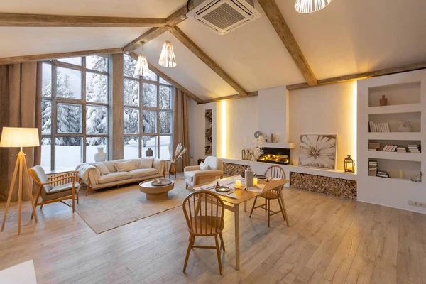 舒适温暖的家内部的别致的乡村小屋与巨大的全景窗口俯瞰着冬季的森林 开放的计划 木制装饰 温暖的色彩和家庭壁炉 — 图库照片
