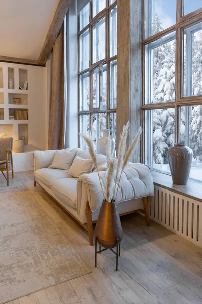 冬の森を見下ろす巨大なパノラマの窓があるシックなカントリーシャレーの居心地の良い暖かい家のインテリア オープンプラン木の装飾暖色と家族の囲炉裏 — ストック写真