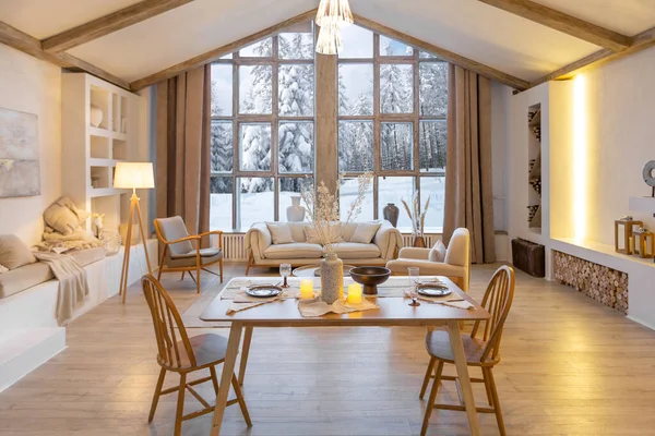 冬の森を見下ろす巨大なパノラマの窓があるシックなカントリーシャレーの居心地の良い暖かい家のインテリア オープンプラン木の装飾暖色と家族の囲炉裏 — ストック写真
