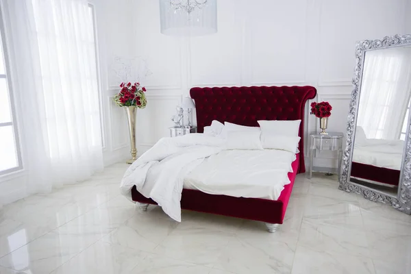 Luxusní Design Interiéru Bílé Světlé Ložnice Tmavě Červená Velká Postel Stock Snímky