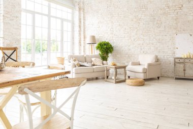 Oturma odasının modayla döşenmiş geniş bir odası var. Büyük pencereler ve şık hasır ışıklı mobilyalar. Etnik dekor bolluğu