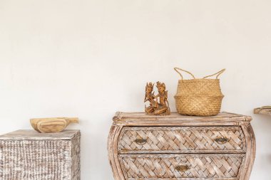 Oturma odasının modayla döşenmiş geniş bir odası var. Büyük pencereler ve şık hasır ışıklı mobilyalar. Etnik dekor bolluğu