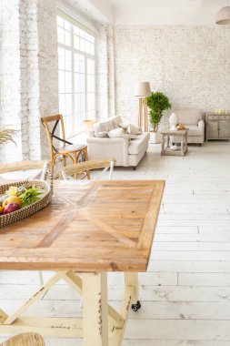 Oturma odasının modayla döşenmiş geniş bir odası var. Büyük pencereler ve şık hasır ışıklı mobilyalar. Etnik dekor bolluğu