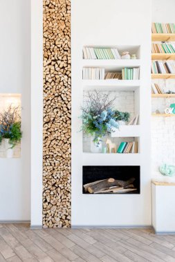 Yeşil, gri ve beyaz pastel renkli, büyük pencereli ve dekoratif duvarlı şık bir tasarımı olan şık, ferah bir daire. yatak odası ve mutfak alanı