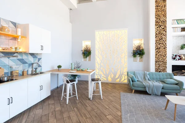 파스텔 색상으로 장식적 과커다란 디자인의 아파트 — 스톡 사진
