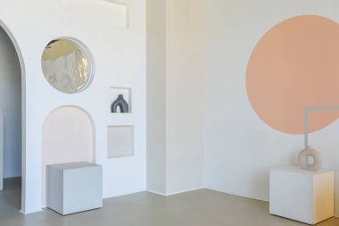 Modern açık-plan oda iç mimarisi. Pastel renklerde ve grafik duvar dekorasyonlu. Çok yüksek tavanlar ve büyük bir pencere. Altın metalik elementli yumuşak stil mobilyalar.