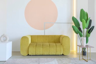 Modern açık-plan oda iç mimarisi. Pastel renklerde ve grafik duvar dekorasyonlu. Çok yüksek tavanlar ve büyük bir pencere. Altın metalik elementli yumuşak stil mobilyalar.