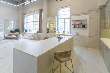 Son moda ev trendleri. Mutfağı ve yaşam alanı olan yumuşak pastel renkli rahat bir stüdyonun son derece modern bir iç mekanı.