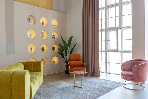 Modern Açık Plan Oda Mimarisi Pastel Renklerde Grafik Duvar Dekorasyonlu — Stok fotoğraf