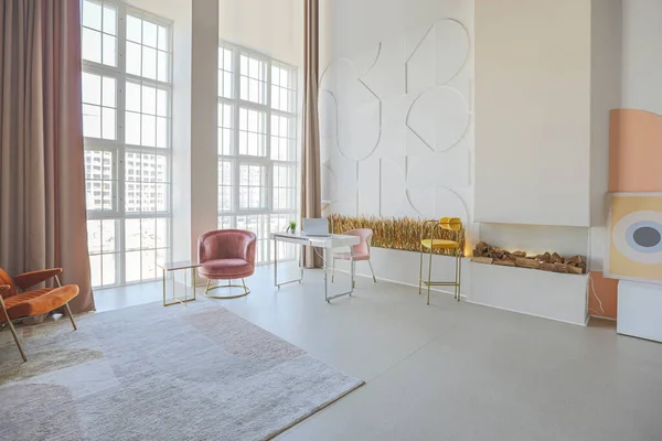 グラフィック壁の装飾が施されたパステルカラーの未来的なスタイルで現代的なオープンプランの部屋のインテリア 天井が高く大きな窓があります 黄金の金属元素と柔らかいスタイリッシュな家具 — ストック写真