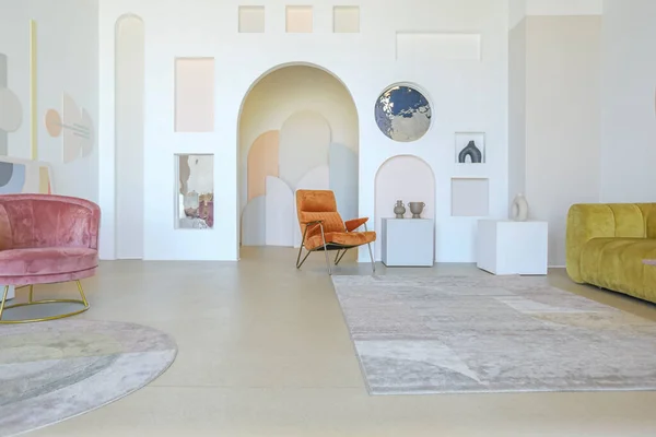 Modern Açık Plan Oda Mimarisi Pastel Renklerde Grafik Duvar Dekorasyonlu — Stok fotoğraf