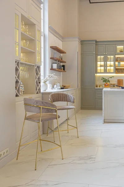 柔らかいパステルカラーの居心地の良いスタジオの超現代的なエレガントなインテリアの最新のファッションホームトレンド 調理用の島のあるスタイリッシュなキッチンのクローズアップ — ストック写真