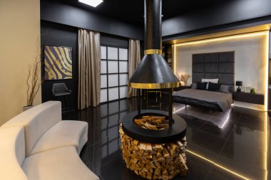 Karanlık modern erkek apartmanı aydınlatma, dekoratif duvarlar, şömine, giyinme odası ve büyük pencereli.