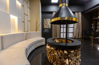 Karanlık modern erkek apartmanı aydınlatma, dekoratif duvarlar, şömine, giyinme odası ve büyük pencereli.
