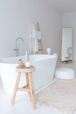 Lüks moda modern tasarım stüdyo dairesi. Bedava tasarımı çok az. Beyaz duvarları ve ahşap elementleri olan çok parlak geniş bir oda..