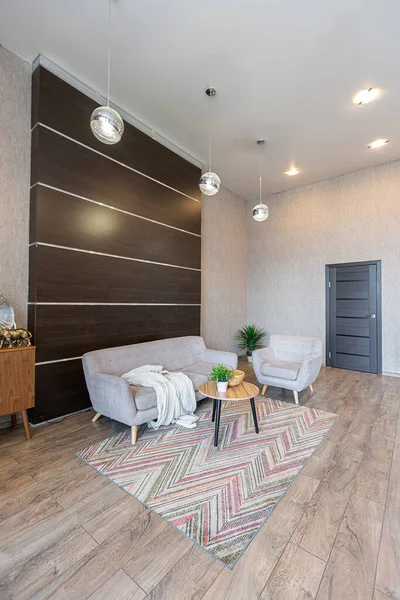 现代一般的宽敞明亮的工作室设计 色彩柔和温暖 简单的家具 用阳光照亮一间大房间 褐色地板和白色墙壁 — 图库照片