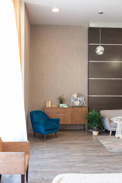 Diseño Ordinario Contemporáneo Estudio Espacioso Suaves Colores Cálidos Muebles Simples — Foto de Stock