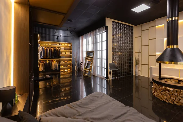 装飾的な壁 ドレッシングエリアと巨大な窓の暗い現代的なスタイリッシュな男性のアパートのインテリア — ストック写真