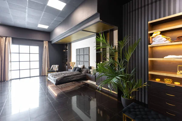 Σκούρο Μοντέρνο Κομψό Ανδρικό Διαμέρισμα Εσωτερικό Φωτισμό Διακοσμητικούς Τοίχους Τζάκι — Φωτογραφία Αρχείου