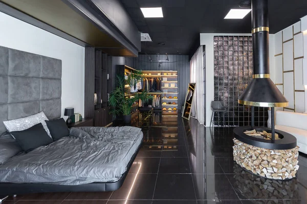 어두운 현대의 아파트 벽난로 드레싱 — 스톡 사진