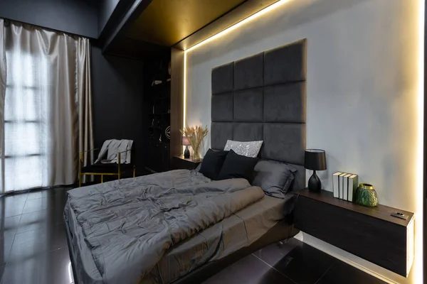 Σκούρο Μοντέρνο Κομψό Ανδρικό Διαμέρισμα Εσωτερικό Φωτισμό Διακοσμητικούς Τοίχους Τζάκι — Φωτογραφία Αρχείου