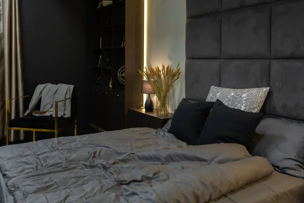 어두운 현대의 아파트 벽난로 드레싱 — 스톡 사진