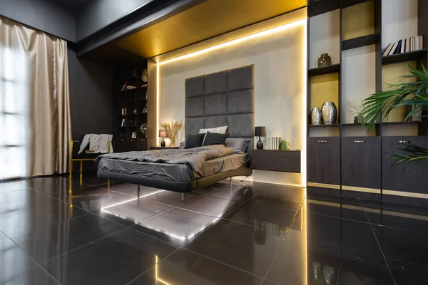 Mörk Modern Snygg Manlig Lägenhet Interiör Med Belysning Dekorativa Väggar — Stockfoto