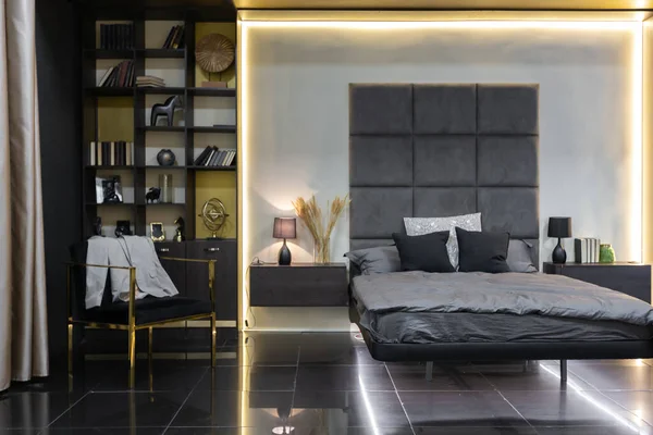 Sombre Moderne Élégant Appartement Masculin Intérieur Avec Éclairage Murs Décoratifs — Photo