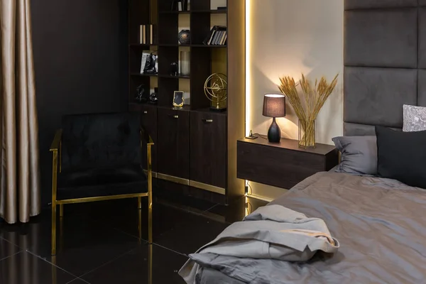 Mörk Modern Snygg Manlig Lägenhet Interiör Med Belysning Dekorativa Väggar — Stockfoto