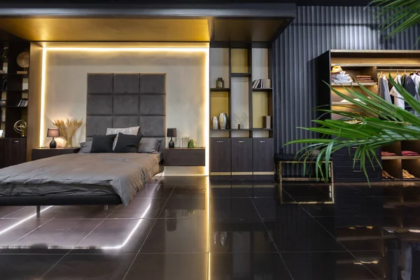 Dunkel Moderne Stilvolle Männliche Wohnungseinrichtung Mit Beleuchtung Dekorativen Wänden Kamin — Stockfoto