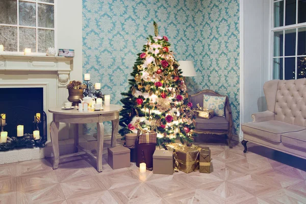 Interior Lujo Sala Estar Con Árbol Navidad Decorado Regalos Suelo — Foto de Stock