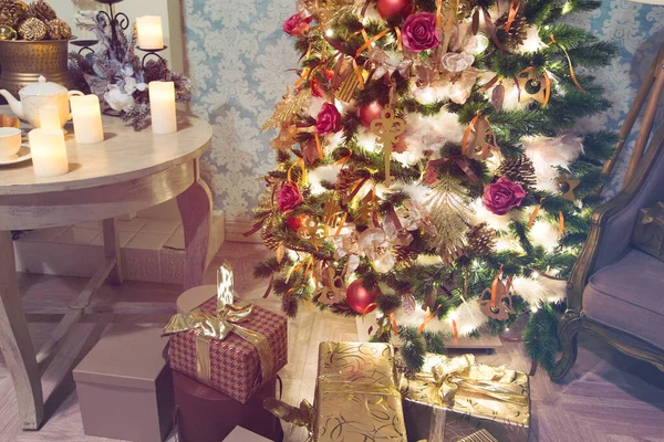 Luxuriöses Wohnzimmer Mit Geschmücktem Weihnachtsbaum Und Geschenken Auf Dem Holzboden — Stockfoto