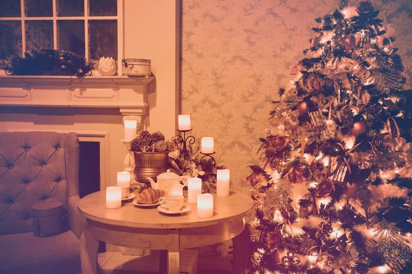 Luxusní Interiér Obývacího Pokoje Zdobeným Vánočním Stromečkem Dárky Dřevěné Podlaze — Stock fotografie