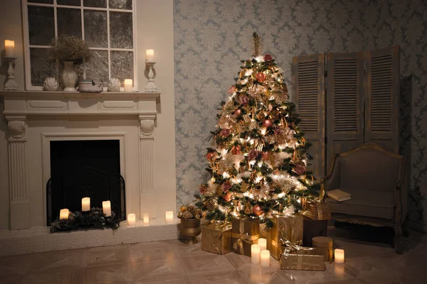 Πολυτελές Εσωτερικό Του Σαλονιού Διακοσμημένο Χριστουγεννιάτικο Δέντρο Και Δώρα Στο — Φωτογραφία Αρχείου