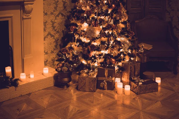 装飾されたクリスマスツリーと木製の床に贈り物とリビングルームの豪華なインテリア — ストック写真