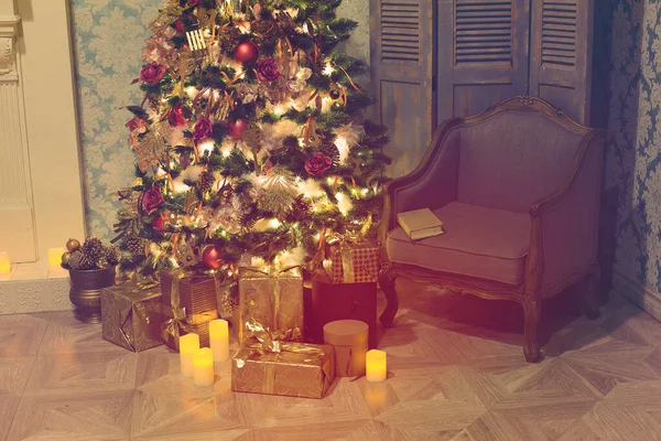 Süslü Noel Ağacı Ahşap Zemininde Hediyeler Olan Bir Oturma Odası — Stok fotoğraf