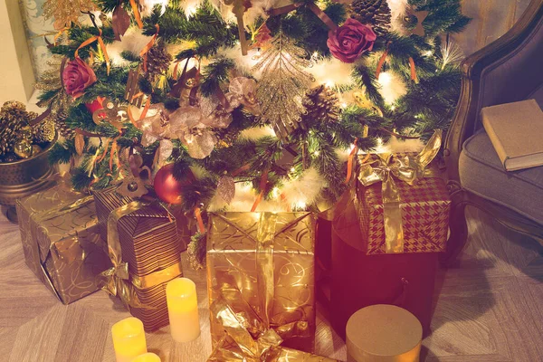 装饰圣诞树和木制地板礼物的豪华客厅内部 — 图库照片