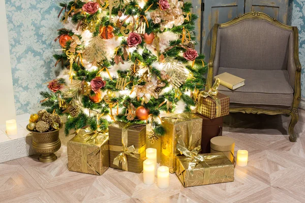 Luxe Interieur Van Woonkamer Met Versierde Kerstboom Geschenken Houten Vloer — Stockfoto